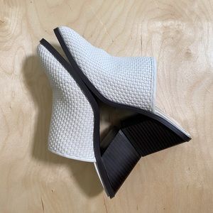 [SOLD] EUC JustFab Woven Mules